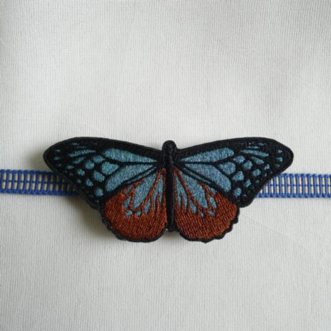 アサギマダラ刺繍帯留め1枚目の画像
