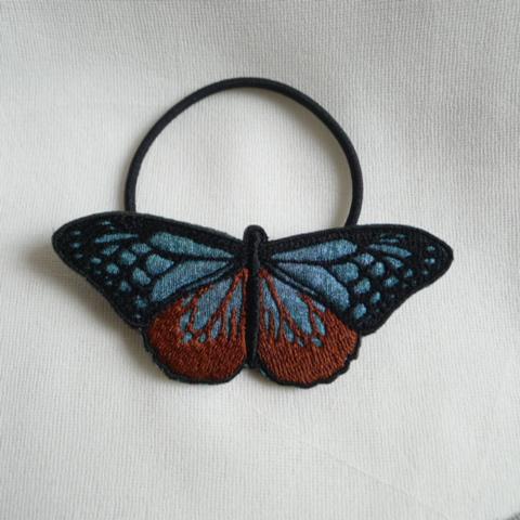 アサギマダラ刺繍ヘアゴム1枚目の画像